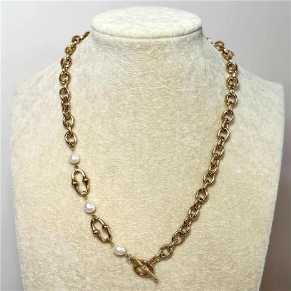 Asymmetrical Toggle Pearl Necklace | Paperclip & Chunky Chain | Modern - Picture 3 of 4